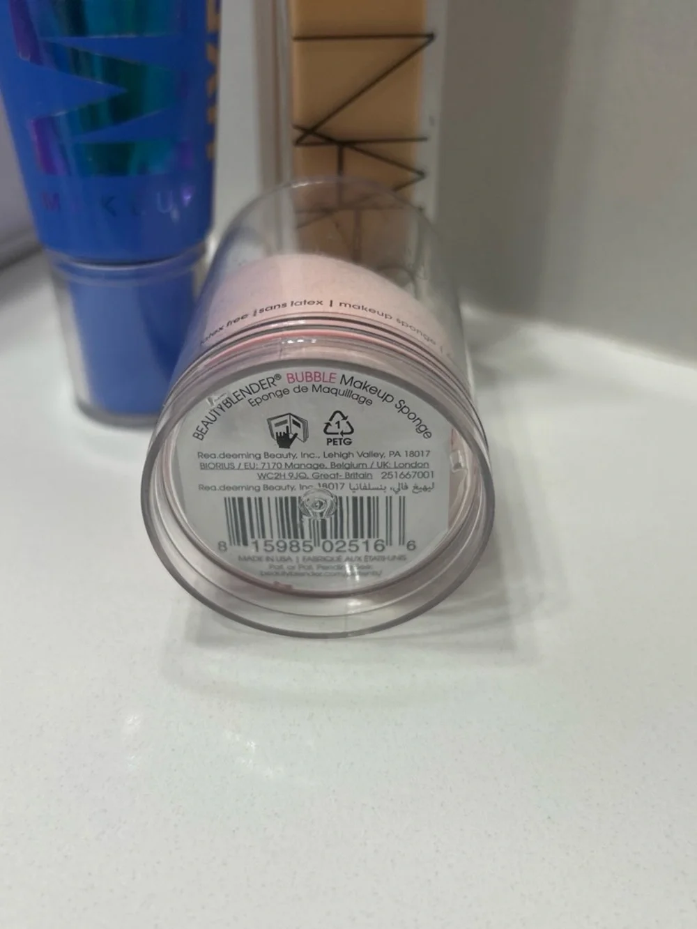 beautyblender Soft Pink Makeup Sponge in Clear Display Case